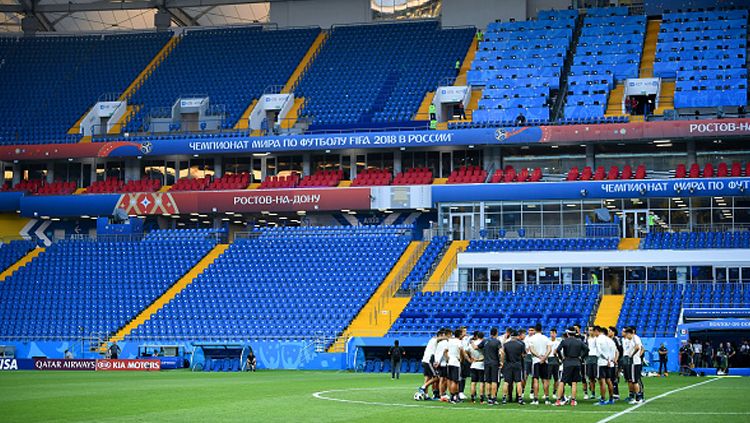 Skuat Meksiko saat sedang mendengarkan arahan dari pelatih mereka di Stadion Rostov jelang lawan Korea Selatan. Copyright: © Getty Images