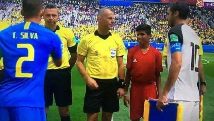 Ahmed Raza di antara wasit yang memimpin laga Brasil vs Kosta Rika. Copyright: © pakobserver.net.