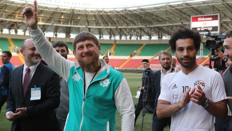 Mohamed Salah dengan petinggi Chechnya, Ramzan Kadyrov. Copyright: © Mirror