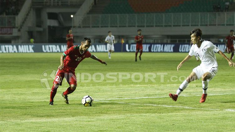 Timnas Indonesia U-23 tertinggal 0-1 atas Korea Selatan U-23 di babak pertama. Copyright: © INDOSPORT/Abdurahman Ranala