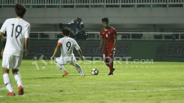 Pemain Timnas Indonesia U-23, Muhammad Hargianto, tengah menguasai bola di laga kontra Korea Selatan U-23. Copyright: © INDOSPORT/Abdurahman Ranala