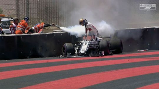 Mobil Marcus Ericsson terbakar saat FP2 GP Prancis 2018 Copyright: © Express