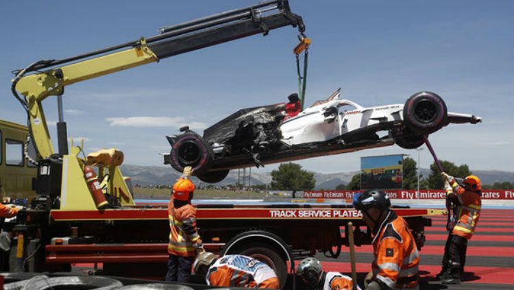 Api melalap mobil milik pembalap Sauber, Marcus Ericsson saat menjalani sesi latihan bebas GP Prancis 2018. Copyright: © Express