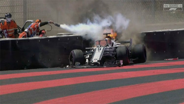 Mobil Marcus Ericsson terbakar saat FP2 GP Prancis 2018 Copyright: © Express