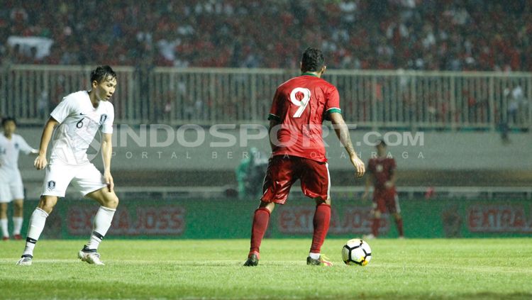 Beto Goncalves berupaya mengirim umpan ke kotak penalti Korea Selatan U-23. Copyright: © Arman Ranala/INDOSPORT