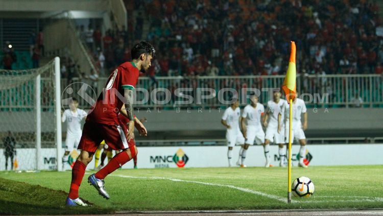 Stefano Lilipaly mengambil tendangan sudut dalam laga melawan Korea Selatan U-23. Copyright: © Arman Ranala/INDOSPORT