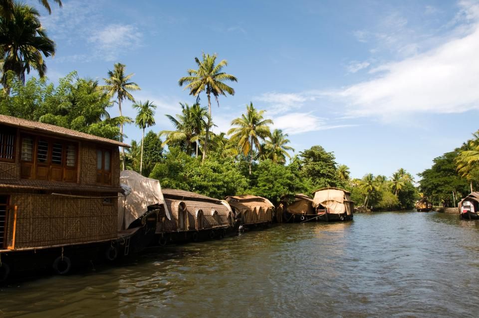 Polisi setempat telah mencari jasad Dinu Alex di sungai Meenachil. Copyright: © The Sun