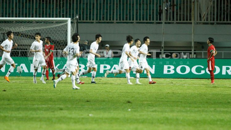 Selebrasi para pemain Korea Selatan U-23 usai cetak gol ke-2. Copyright: © Arman Ranala/INDOSPORT