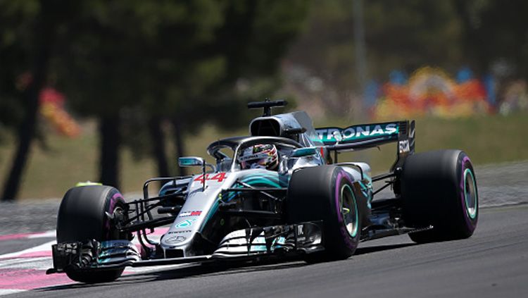 Lewis Hamilton saat berada di lintasan balap. Copyright: © Getty Images