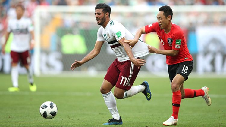 Lozano mencoba untuk keluar dari kawalan pemain Korea Selatan. Copyright: © Getty Images