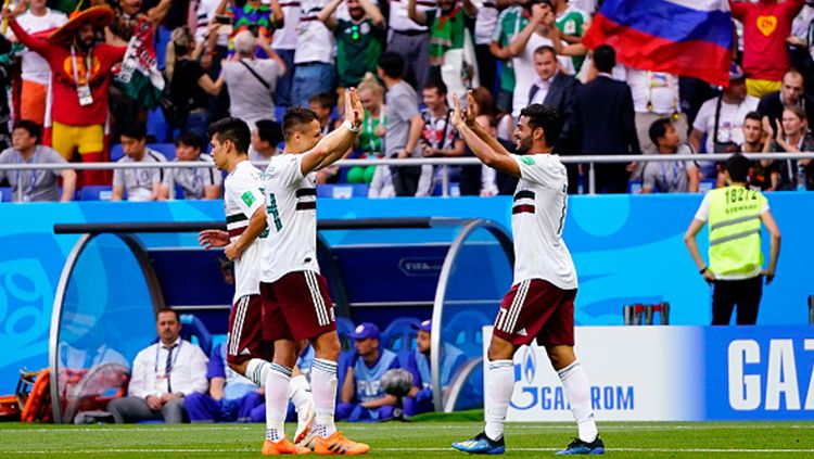 Javier Hernandes melakukan selebrasi setalah berhasil mencetak gol Copyright: © Getty Images