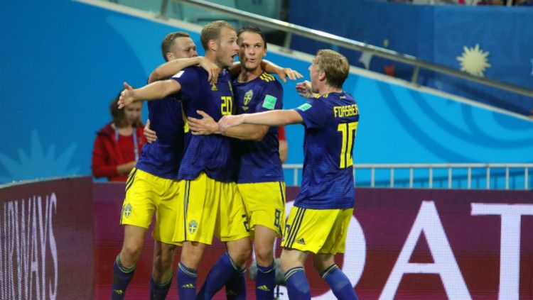 Striker Swedia, Ola Toivonen merayakan golnya ke gawang Manuel Neuer Copyright: © fifa.com