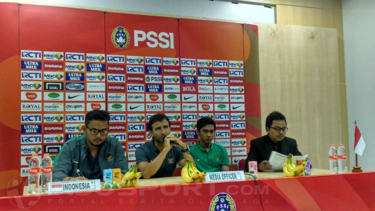 Pelatih Timnas Indonesia U-23, Luis Milla berbicara dalam konferensi pers usai kontra Korea Selatan U-23. Copyright: © Petrus Manus Da' Yerimon/INDOSPORT