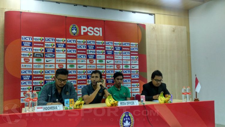 Pelatih Timnas Indonesia U-23, Luis Milla berbicara dalam konferensi pers usai kontra Korea Selatan U-23. Copyright: © Petrus Manus Da' Yerimon/INDOSPORT