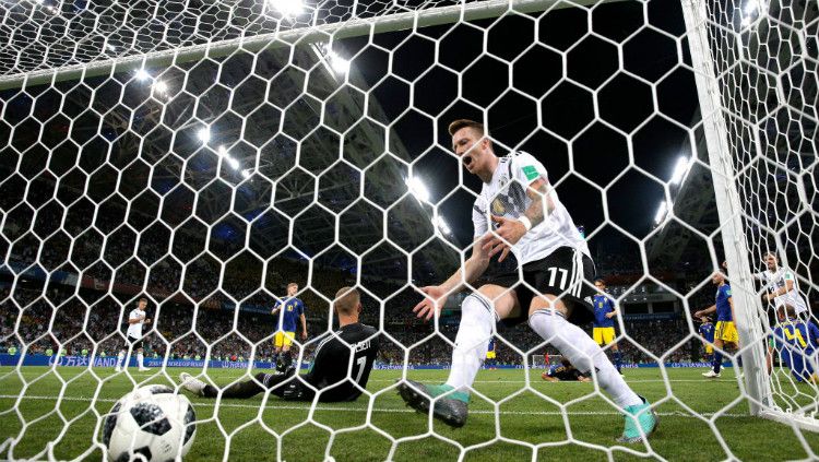 Usai mencetak gol untuk Jerman, Marco Reus langsung mengambil bola dari gawang Swedia. Copyright: © Getty Images