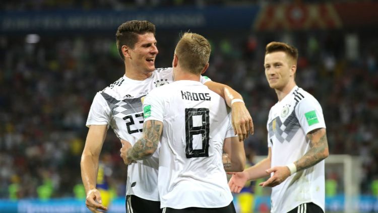 Timnas Jerman merayakan gol kedua yang dicetak Toni Kroos ke gawang Swedia. Copyright: © fifa.com
