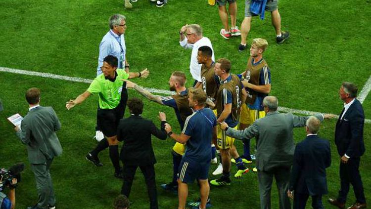 Laga Jerman vs Swedia sempat terjadi kericuhan antar staf pelatih. Copyright: © Reuters