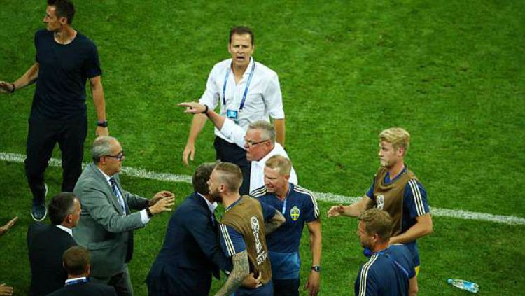 Laga Jerman vs Swedia sempat terjadi kericuhan antar staf pelatih. Copyright: © Reuters