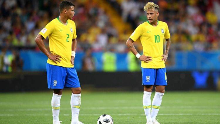 Thiago Silva dan Neymar berbincang di laga Brasil vs Swiss, Piala Dunia 2018. Copyright: © Getty Images