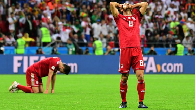 Ekspresi kekecewaan pemain Iran, Morteza Pouraliganji, setelah kalah dari Spanyol di Piala Dunia 2018. Copyright: © Getty Images