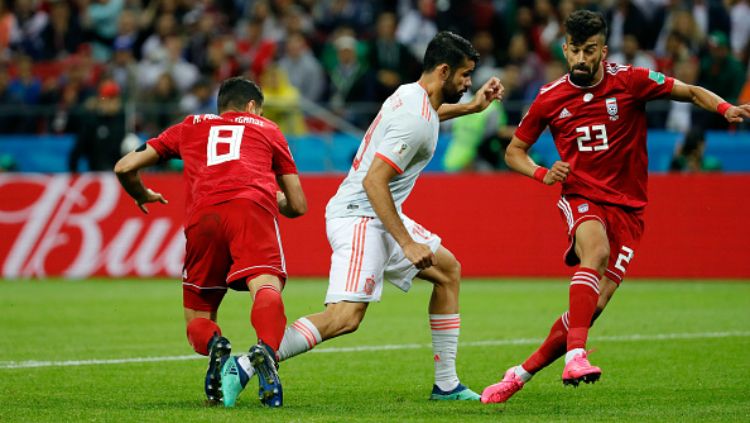 Diego Costa berjibaku dengan para pemain Iran di Piala Dunia 2018. Copyright: © Getty Images
