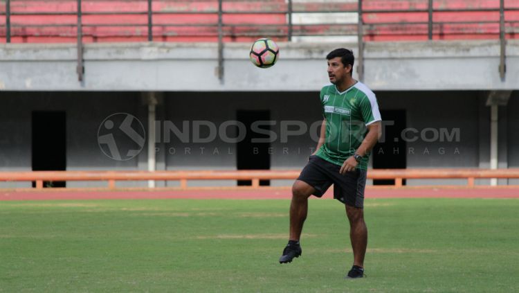 Angel Alfredo Vera, saat memimpin latihan Persebaya di Stadion Gelora Bung Tomo, Sabtu (23/6/18). Copyright: © Fitra Herdian Ariestianto/INDOSPORT