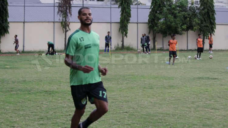 David da Silva saat latihan di lapangan Polda Jatim (21/6/18). Copyright: © Fitra Herdian Ariestianto/INDOSPORT