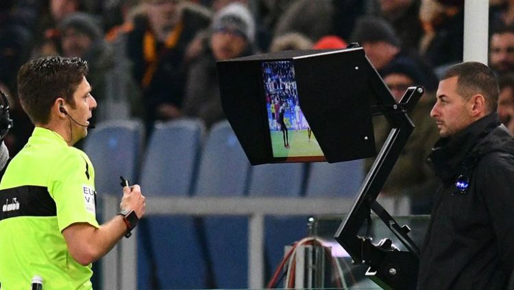 Ilustrasi Wasit melihat Video Assistant Referee (VAR). Copyright: © Sky Sports