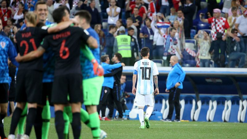 Lionel Messi (kanan) pergi tinggalkan lapangan pasca dikalahkan Kroasia. Copyright: © Getty Images