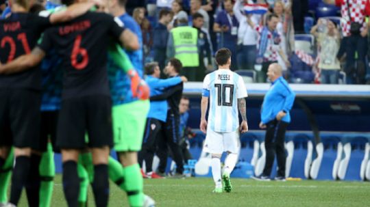 Lionel Messi (kanan) pergi tinggalkan lapangan pasca dikalahkan Kroasia. Copyright: © Getty Images