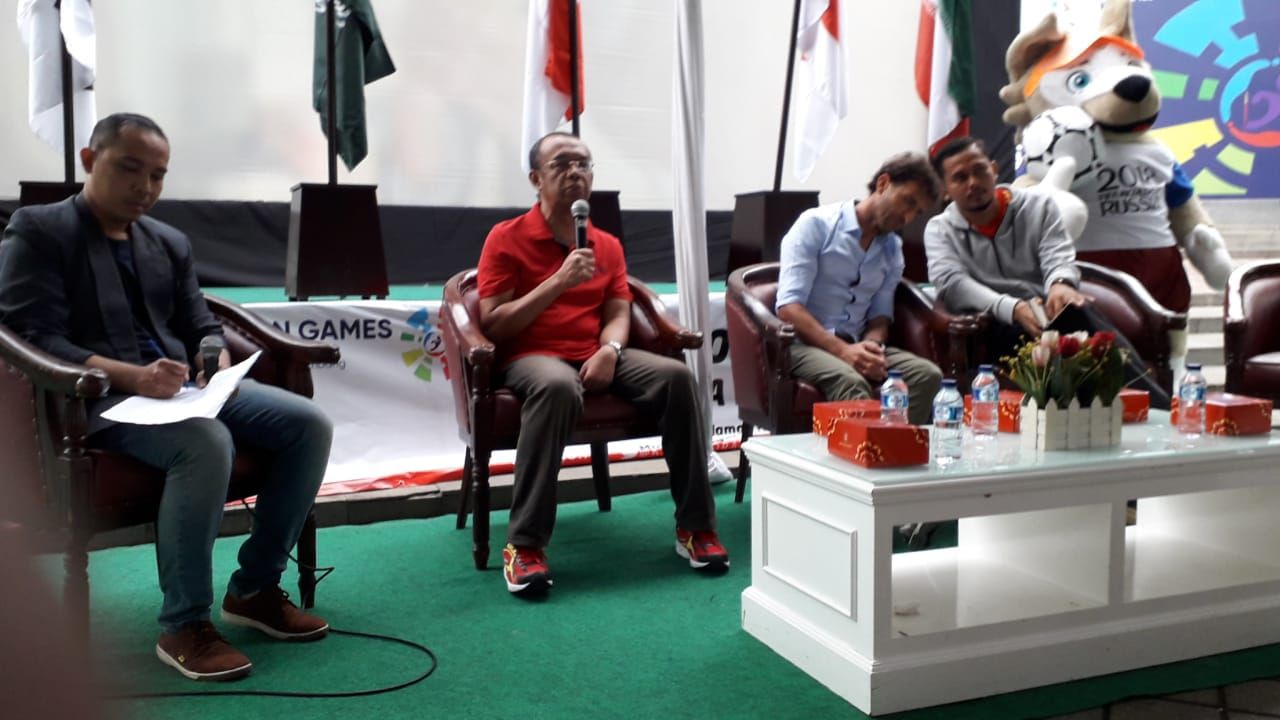 Gatot S Dewa Broto saat berdiskusi bersama Luis Milla Copyright: © Zainal Hasan/INDOSPORT