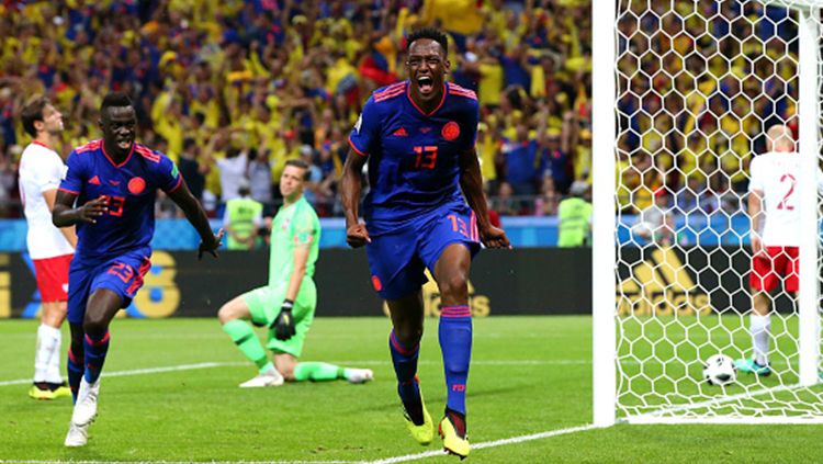 Selebrasi Yerry Mina setelah berhasil mencetak gol ke gawang Polandia di Piala Dunia 2018. Copyright: © Getty Images