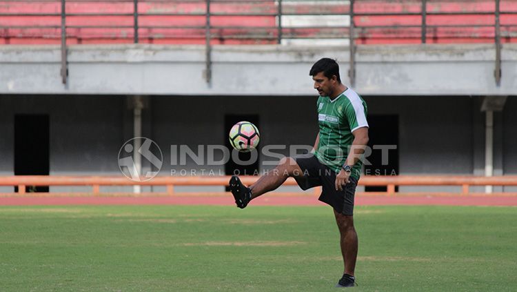 Alfredo Vera sedang melakukan juggling bola. Copyright: © INDOSPORT/Fitra Herdian