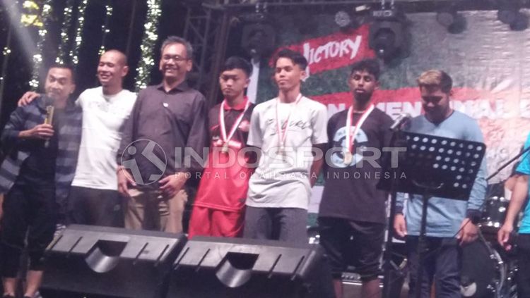 Sihar Sitorus bersama dengan Kurniawan DY, Riko Ceper dan 3 Pemain Muda Sumut. Copyright: © INDOSPORT/Kesuma Ramadhan