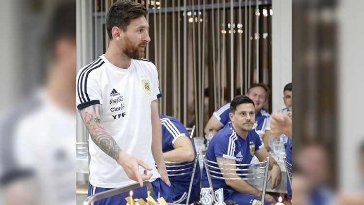 Lionel Messi saat rayakan ulang tahun bersama skuat Argentina. Copyright: © Twitter.com/Argentina