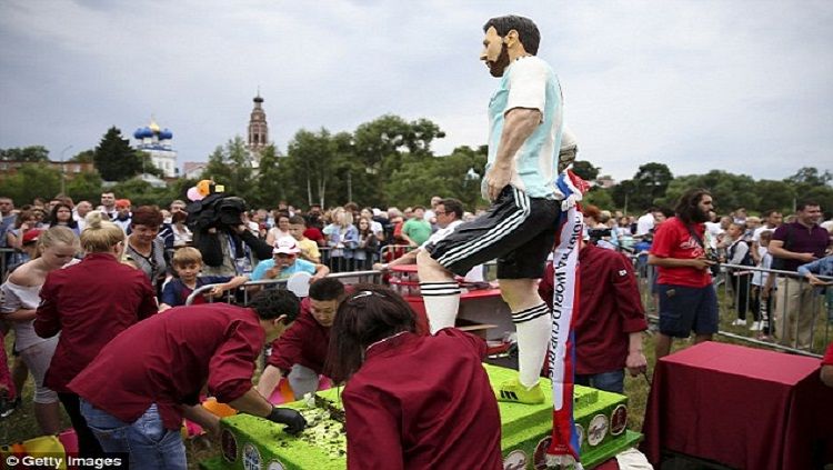 Patung cokelat Lione Messi di pajang di kota Rusia. Copyright: © Getty Images