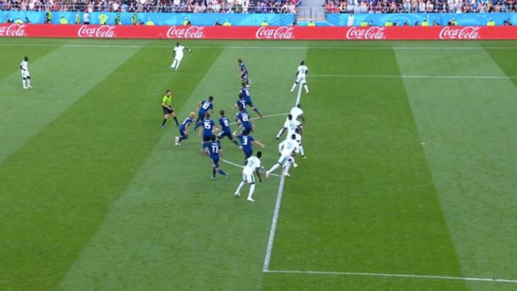 Potret para pemain Timnas Jepang melakukan jebakan offside. Copyright: © Getty Images
