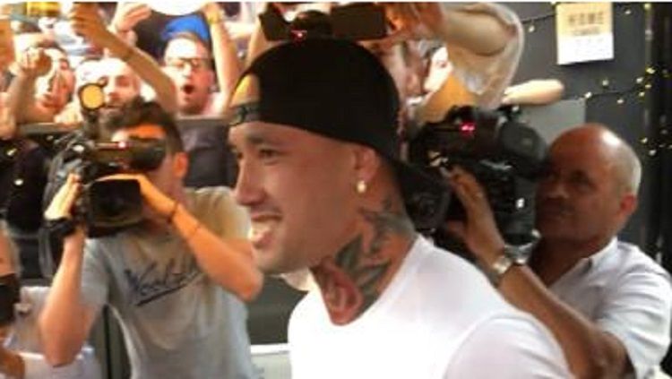 Nainggolan bertemu dengan fans Inter Milan. Copyright: © Football Italia