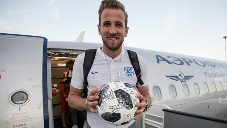 Harry Kane memegang bola yang dipakai di laga Inggris vs Panama. Copyright: © shutterstock