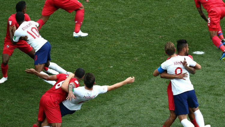 Pemain Panama melakukan penjagaan para pemain Inggris Copyright: © The Sun