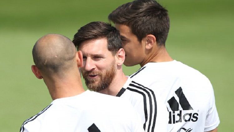 Lionel Messi (tengah) di sesi latihan Timnas Argentina jelang lawan Nigeria. Copyright: © Getty Images