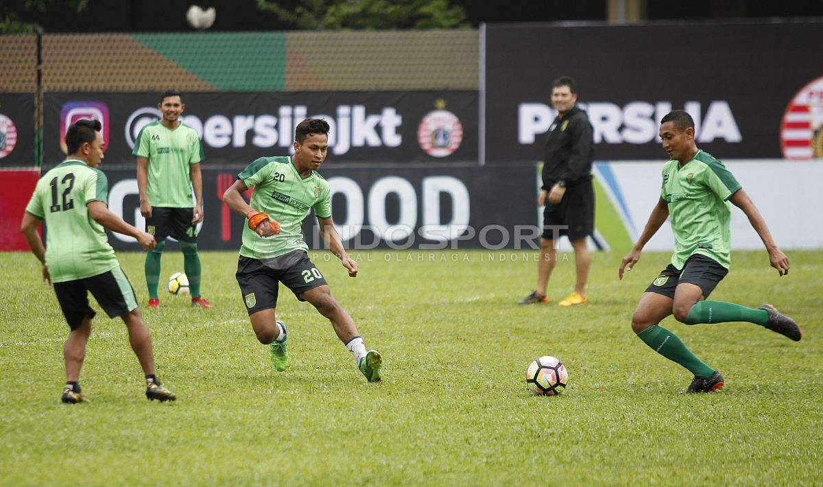 Official Training Persebaya Surabaya jelang laga lawan persija jakarta di stadion PTIK. Copyright: © Herry Ibtahim/Football265.com