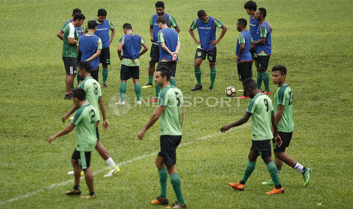 Official Training Persebaya Surabaya jelang laga lawan persija jakarta di stadion PTIK. Copyright: © Herry Ibtahim/Indosport.com
