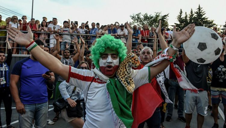 Fans Iran bersorak-sorai di depan hotel tempat Timnas Portugal menginap di Kota Saransk. Copyright: © Getty Images