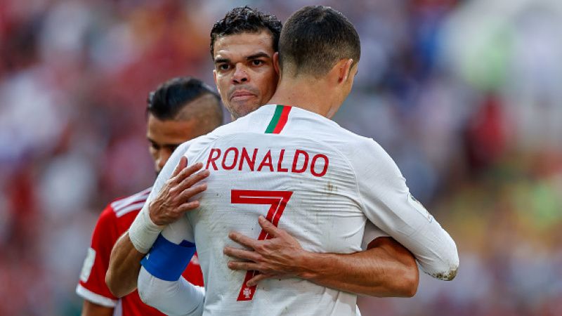 Bintang Timnas Portugal, Pepe, berpelukan bersama dengan Ronaldo Copyright: © Getty Images