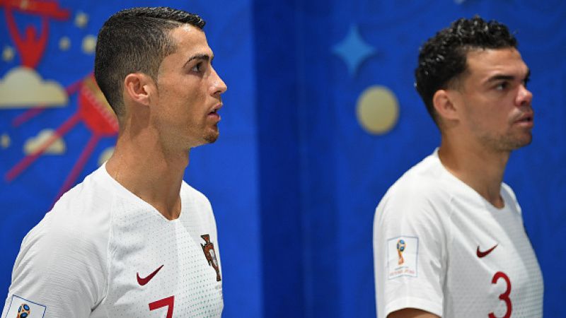 Bintang Timnas Portugal, Pepe, bersama dengan Ronaldo Copyright: © Getty Images