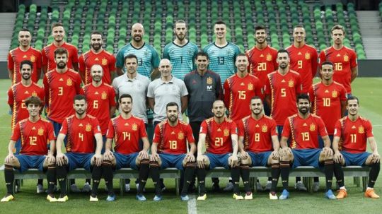 Sesi foto Timnas Spanyol bersama pelatih baru, Fernando Hierro. Copyright: &copy; EatFootball