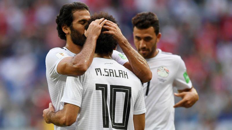 Mohamed Salah terlihat pasif saat teman-temannya merayakan gol miliknya ke gawang Arab Saudi. Copyright: © Getty Images