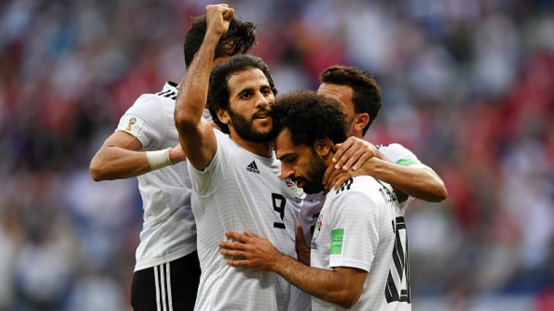 Mohamed Salah merayakan golnya ke gawang Arab Saudi bersama dengan rekannya. Copyright: © Getty Images