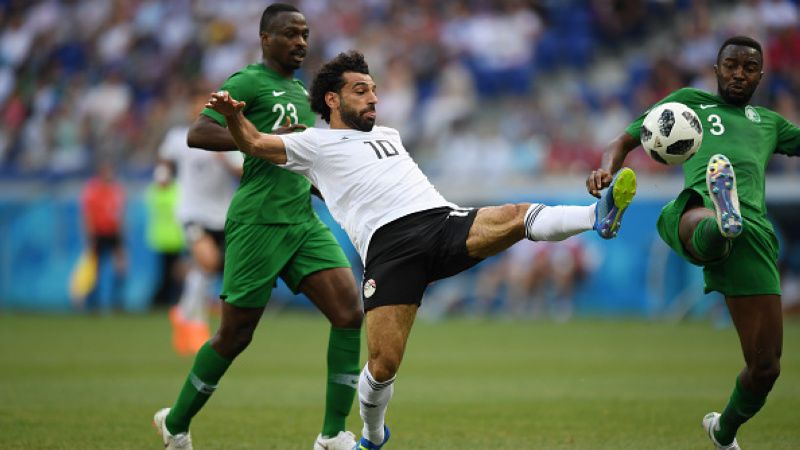 Mohamed Salah melakukan chip ke gawang Arab Saudi yang berujung gol. Copyright: © Getty Images